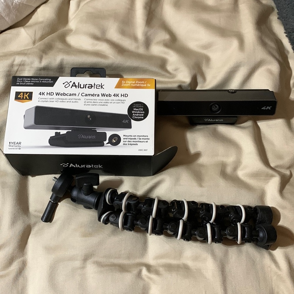 Aluratek camera with tripod